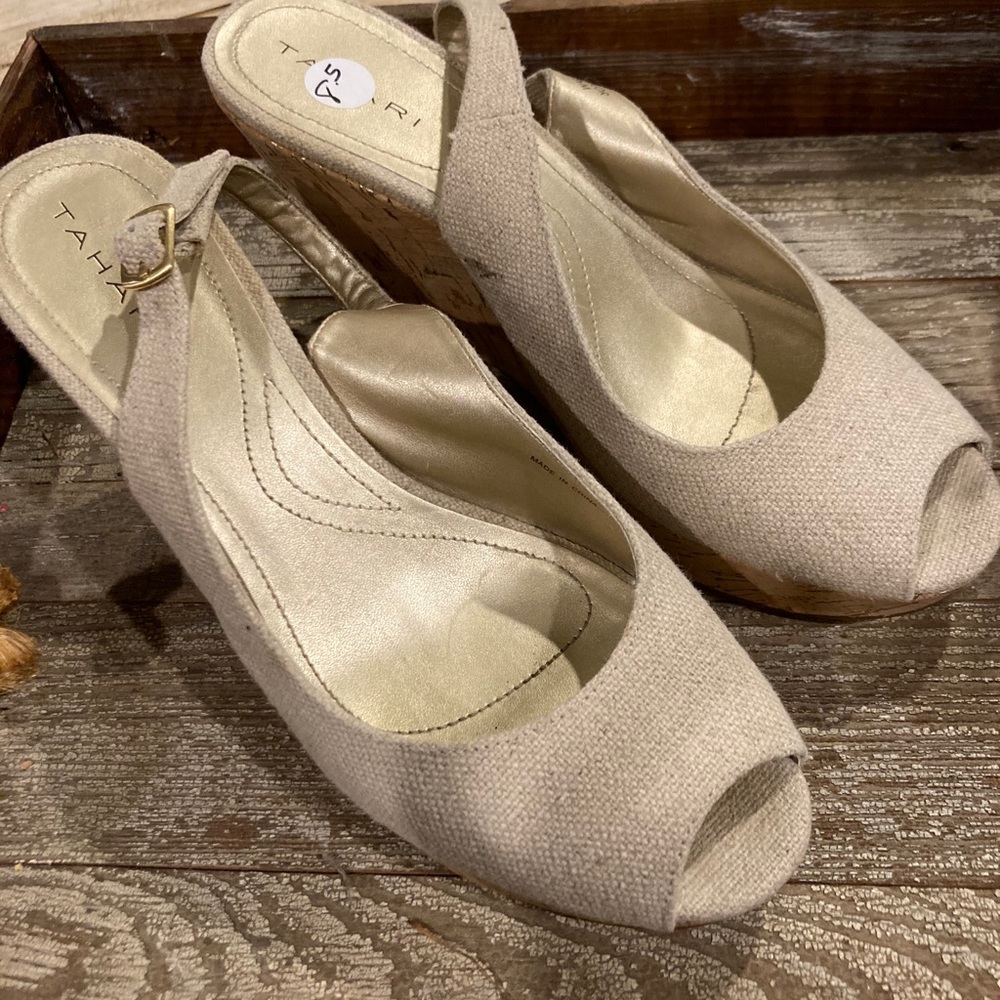 (Light worn) Tahari cream Canvas wedges size 8.5